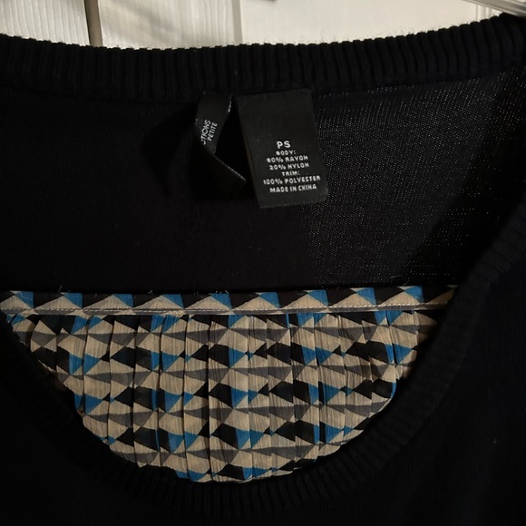 Black sweater with built-in geometric pattern satin sleeves - Picture 3 of 4